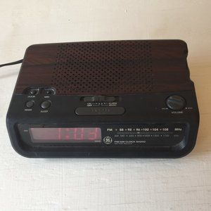 Vintage General Electric Wood Grain FM/AM Clock Radio Model 7-4613C Tested Works